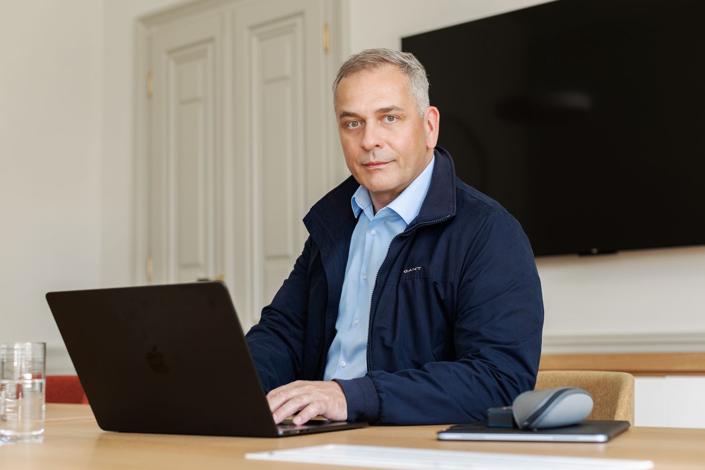 Rico Peuker arbeitet am Laptop an den KI-Workflows – entstanden im echten Makleralltag
